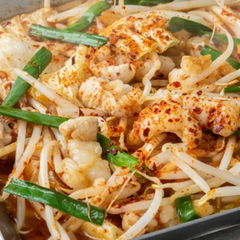 牛ホルモン鉄板鍋（赤だれ・黒だれ）